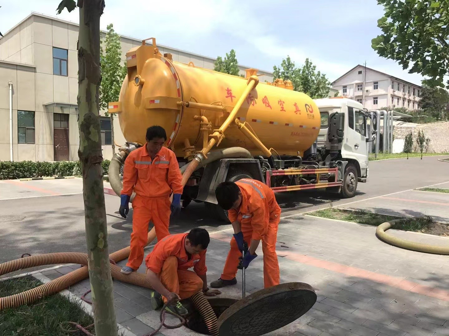 隆尧管道疏通车停在窨井附近