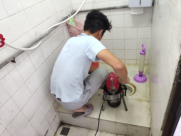 隆尧管道堵塞冒臭气 专业师傅现场解决问题