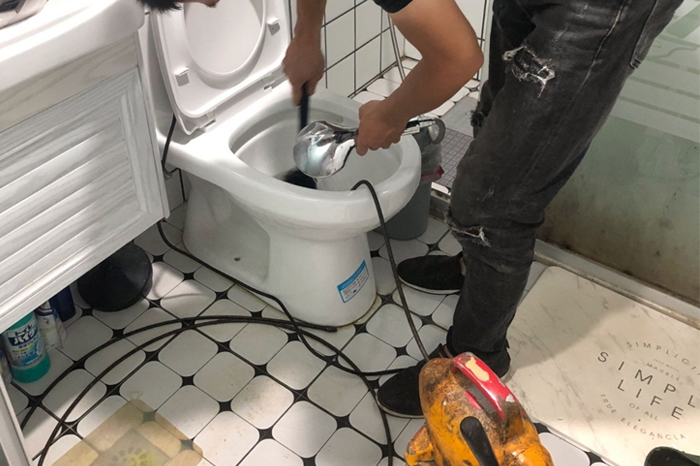隆尧马桶堵塞自己疏通还是找师傅？专业上门服务让你省时更省心